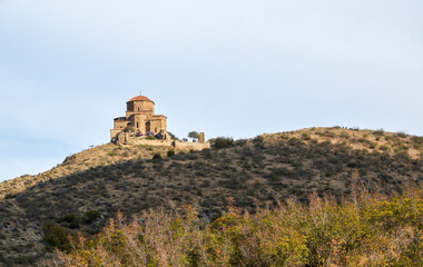 Fototapeta premium Iconic Jvari Monastery perched atop a hill in Mtskheta, Georgia. The ancient monastery, offers stunning views of the surrounding landscape and the confluence of the Mtkvari and Aragvi rivers