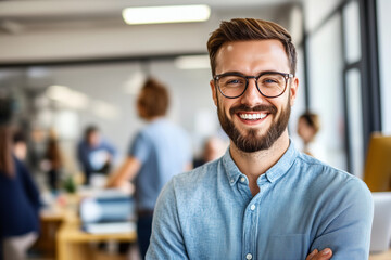 Obraz premium Joven emprendedor en la start-up en la que trabaja