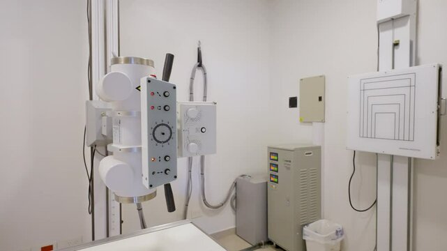 Equipo de rayos X en cl&iacute;nica de diagn&oacute;stico por im&aacute;genes. Radiografias, Rayos, Placas, Hospital. Cl&iacute;nica. Salud. Medicina. Centro Medico. 