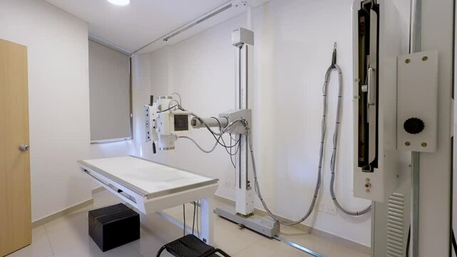 Equipo de rayos X en cl&iacute;nica de diagn&oacute;stico por im&aacute;genes. Radiografias, Rayos, Placas, Hospital. Cl&iacute;nica. Salud. Medicina. Centro Medico. 