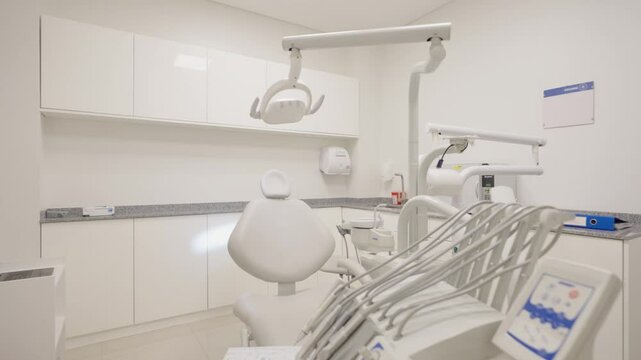 Consultorio odontol&oacute;gico moderno con silla de dentista y equipo profesional. Odontolog&iacute;a, Hospital. Cl&iacute;nica. Salud. Medicina. Centro Medico. 