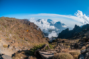 Fantastische vulkanische Gebirge Ansichten aus den Bergspitzen bei blauem Himmel mit Wolken