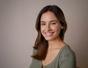 Obraz premium side photo of a woman smiling at the camera