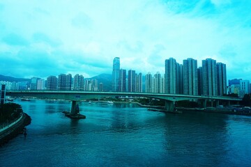 Długi most i piękny widok na miasto Hongkong. Wysokie budynki i nowoczesny most. © Adam