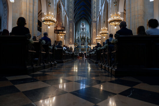 Wedding ceremony in a Dominican church, capturing the solemn atmosphere and the congregation gathered in reverence