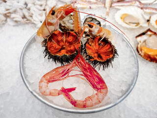 piatto con crudo di mare servito sul bancone di una pescheria