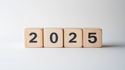 シンプルな木製ブロックで表現した2025年 | 木目の温かみ