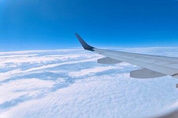 飛行中の飛行機翼と雲