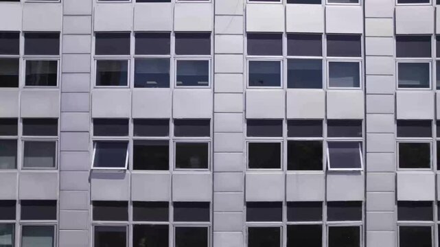 Ventanas exteriores de edificio de oficinas. Oficinas. Empresas. Gran ciudad. Negocios. Businnes. Footage de Negocios.