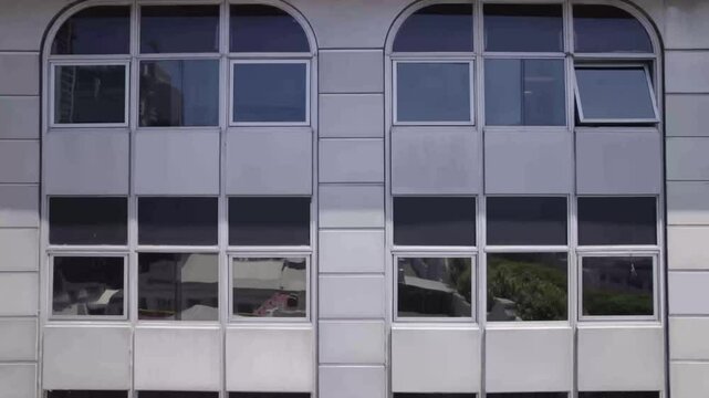 Ventanas exteriores de edificio de oficinas. Oficinas. Empresas. Gran ciudad. Negocios. Businnes. Footage de Negocios.