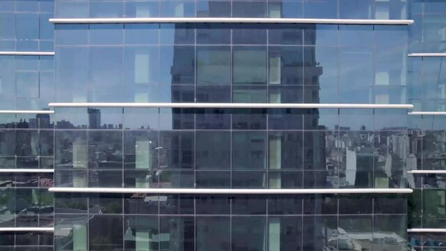 Ventanas exteriores de edificio de oficinas. Oficinas. Empresas. Gran ciudad. Negocios. Businnes. Footage de Negocios.