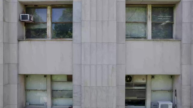 Ventanas exteriores de edificio de oficinas. Oficinas. Empresas. Gran ciudad. Negocios. Businnes. Footage de Negocios.