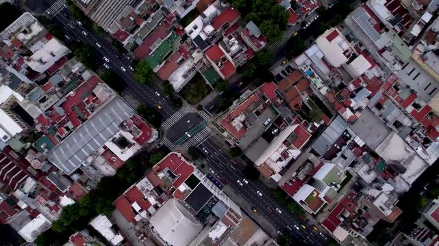Vista cenital de la ciudad. Edificios y calles. Transito, casas. Vista de Dron, ciudad de Buenos Aires, Argentina. Casas, residencial. 