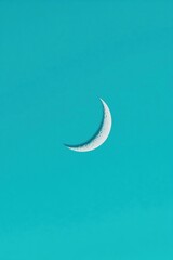 Obraz premium Minimalist Eid Celebration Serene Crescent Moon Wallpaper Design for Digital Wellness and Ramadan Meditation Experiences