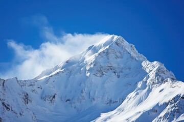 Obraz premium The crisp winter air surrounding a stunning, snow-cloaked alpine peak.
