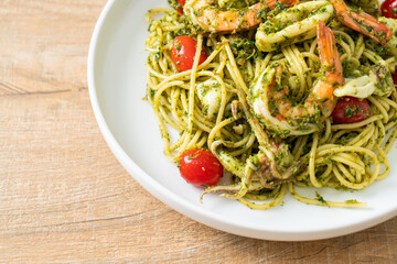 Spaghetti with seafood in homemade pesto sauce