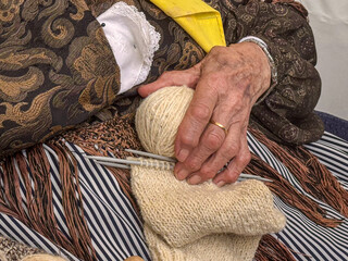 woman with wool and kneddles