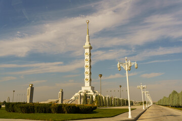 Fototapeta premium A large white building with a tall tower in the middle of a city