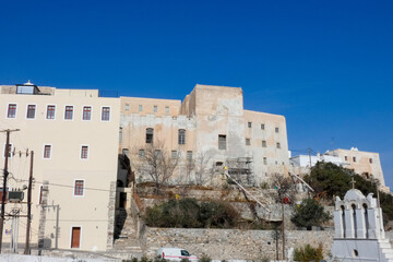 Naklejka premium Whitewashed church and houses overlooking sparkling aegean sea in santorini, greece