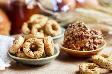 Cookies with grains and herbs in the shape of miniature pretzels. Homemade recipe.