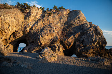 夕焼けと美しい海岸沿いの岩場