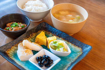 和朝食の定番メニューと味噌汁