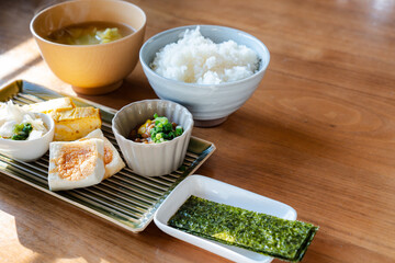 朝日差し込む和朝食の食卓