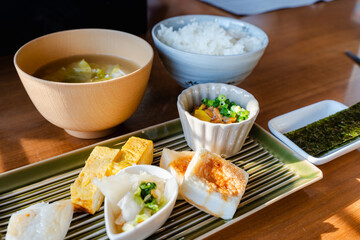 朝日差し込む和朝食の食卓