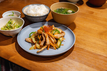 野菜と豚肉炒めの夕食セット