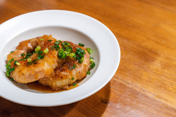 玉ねぎソースの肉巻きと夕食の食卓