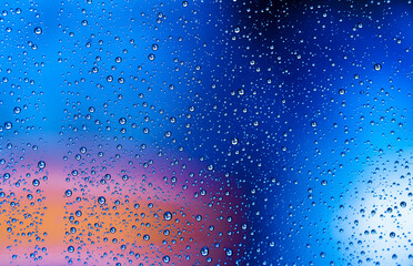 Gotitas de lluvia en la ventana