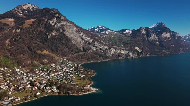 Schweiz Bergsee sonnige Drohnenaufnahmen am Walensee im Winter
