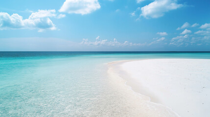 Traumhafter tropischer Strand mit türkisblauem Meer, weißem Sand und dramatischem Wolkenhimmel. Paradiesische Küstenlandschaft in unberührter Natur ohne Menschenspuren