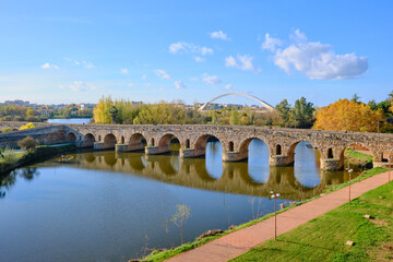 The Roman Bridge spanning the Guadiana River in M&eacute;rida, Spain