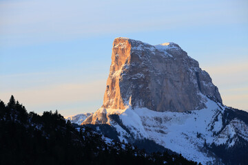 Mont Aiguille enneigé au lever du soleil. Massif du Vercors. Parc naturel régional du Vercors....