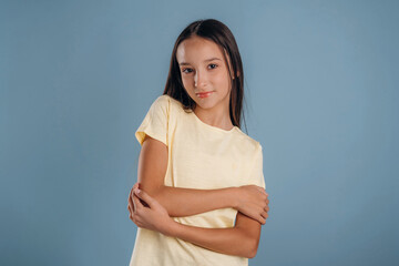 Obraz premium Young girl is against background