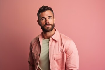Obraz premium A man in a pink shirt is looking at the camera