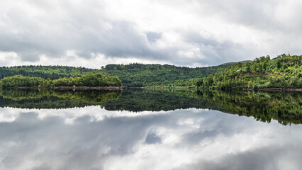 riflesso - lago nelle Highlands scozzesi, Regno Unito