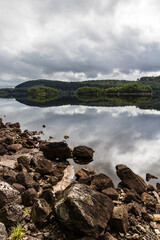 riflesso - lago nelle Highlands scozzesi, Regno Unito