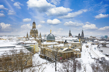 Pyramide Weihnachtsmarkt Striezelmarkt Winter Schnee Dresden Sachsen Deutschland Frauenkirche Zwinger Semperoper Barock Brühlsche Terrasse Palais Goldener Reiter Saxony Sandstein