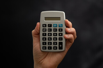 Hand mit Taschenrechner