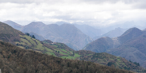 Naklejka premium Panorama of a mountain landscape with a partially cloudy day 