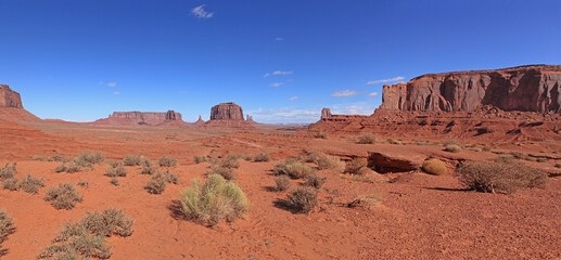 Panoramique sur le parc national de Monument valley et ses cathédrales naturelles aux usa
