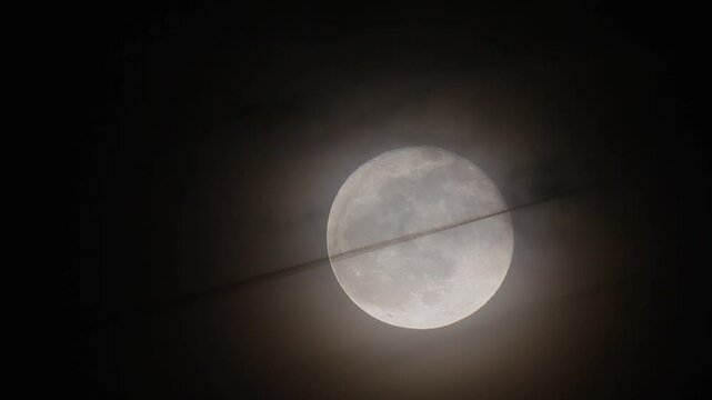 transit d'avion devant la lune 