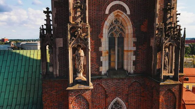 sztukateria na fasadzie katedry św. Jana Chrzciciela we Wrocławiu