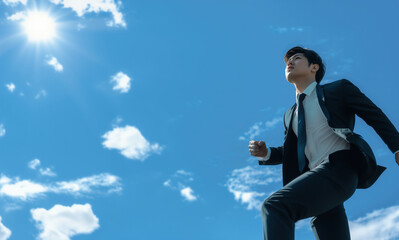 青空の下、全力で走る新人ビジネスマン