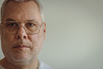 Älterer Mann mit Brille