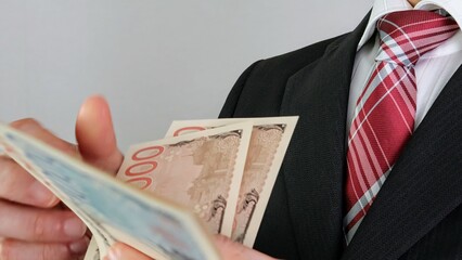 紙幣を数えるビジネスマン