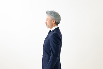 スーツを着た男性の横顔