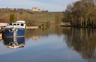 Fototapeta premium paysage le long du canal de Bourgogne, port de Vandenesse-en-auxois avec vue sur le village perché de Châteauneuf du département de la Côte-d'Or
